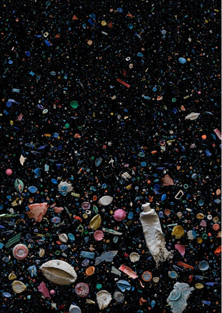 Illustration for article titled Underwater trash photos look like scenes from an alien world